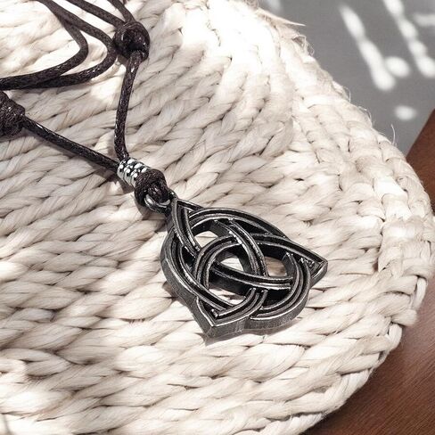 قلادة BlueRica Celtic Trinity Knnot Triquetra على حبل أسود قابل للتعديل in Kuwait
