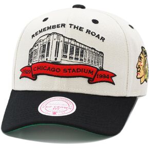Mitchell & Ness Chicago Blackhawks NHL Stadium Pro Crown Precurved Vintage Snapback Hat Adjustable Cap - Cream/Black