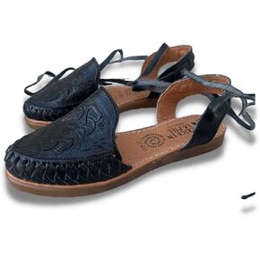 Mexico en la Piel Women's Lace-Up Huarache Sandals - Genuine Leather, Handmade with Floral Cut-Out Design, Casual Comfortable Flats, Closed-Toe and Open-Toe Options, Black and White Colors