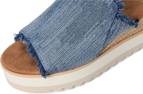 تومز ديانا بغل إسفينلس سانددال in Kuwait