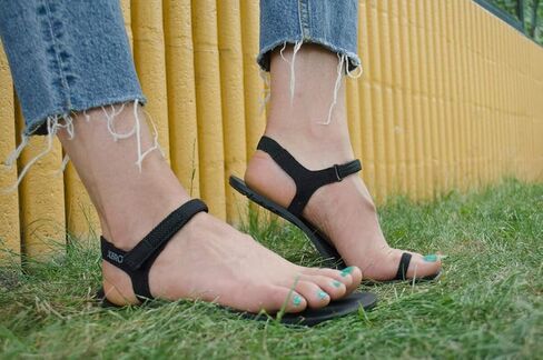 صندل Xero Shoes Jessie الخفيف الوزن - الصندل البسيط حافي القدمين ، أسود ، 6 in Kuwait