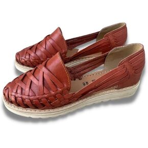 Mexico en la Piel Women's Handmade Leather Huarache Sandals – Genuine Leather, Closed Toe, Water-Resistant, Casual Slip-On Flats with Interlaced Straps – Available in Tan, Black, and Shedron