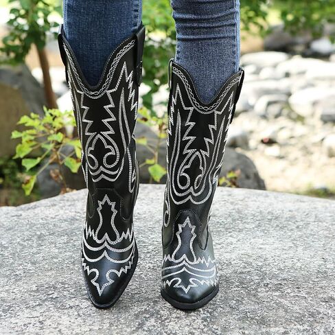 Uoqapre Western Cowgirl Cowboy Boots للنساء أو السيدات ، كعب مكتنز منتصف العجل في الكاحل المدببة الجوارب القصيرة in Kuwait