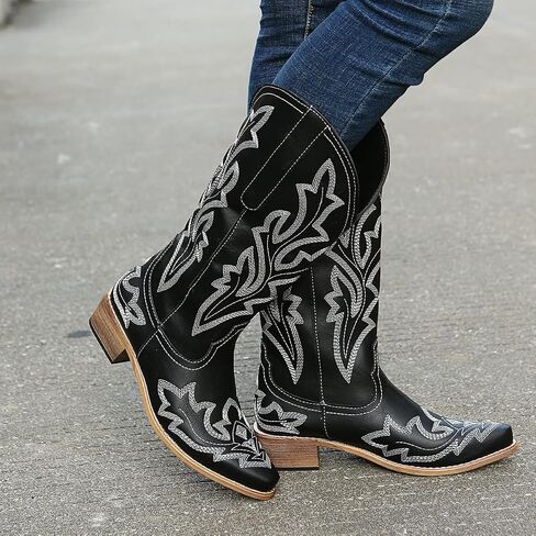 Uoqapre Western Cowgirl Cowboy Boots للنساء أو السيدات ، كعب مكتنز منتصف العجل في الكاحل المدببة الجوارب القصيرة in Kuwait