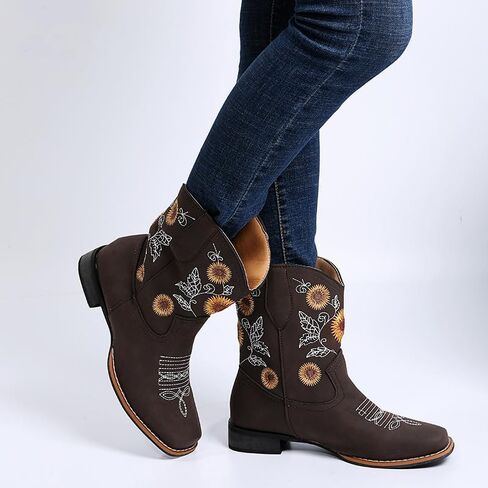 Uoqapre Western Cowgirl Cowboy Boots للنساء أو السيدات ، كعب مكتنز منتصف العجل في الكاحل المدببة الجوارب القصيرة in Kuwait