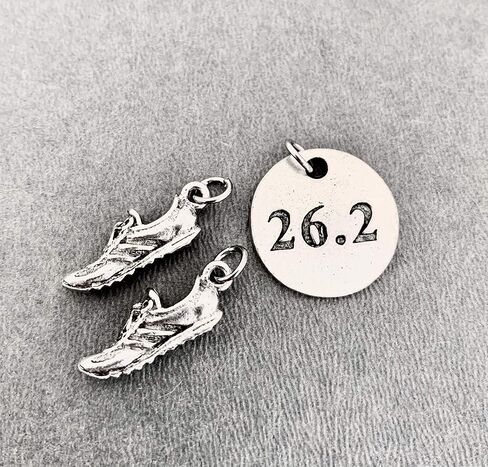 Running Shoe 26.2 Round Pewter Charm Set - زوج من سحر الأحذية الجري - سحر أحذية Running (2) Pewter و 1 Round Pewter 26.2 في Bage Bag in Kuwait