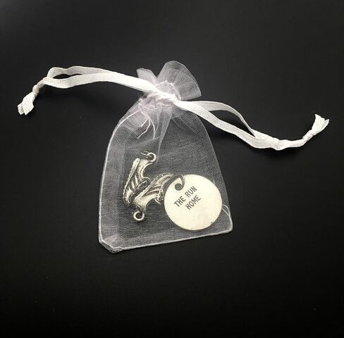 Running Shoe 26.2 Round Pewter Charm Set - زوج من سحر الأحذية الجري - سحر أحذية Running (2) Pewter و 1 Round Pewter 26.2 في Bage Bag in Kuwait