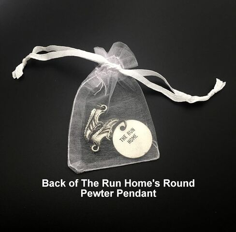 Running Shoe 26.2 Round Pewter Charm Set - زوج من سحر الأحذية الجري - سحر أحذية Running (2) Pewter و 1 Round Pewter 26.2 في Bage Bag in Kuwait