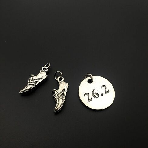 Running Shoe 26.2 Round Pewter Charm Set - زوج من سحر الأحذية الجري - سحر أحذية Running (2) Pewter و 1 Round Pewter 26.2 في Bage Bag in Kuwait