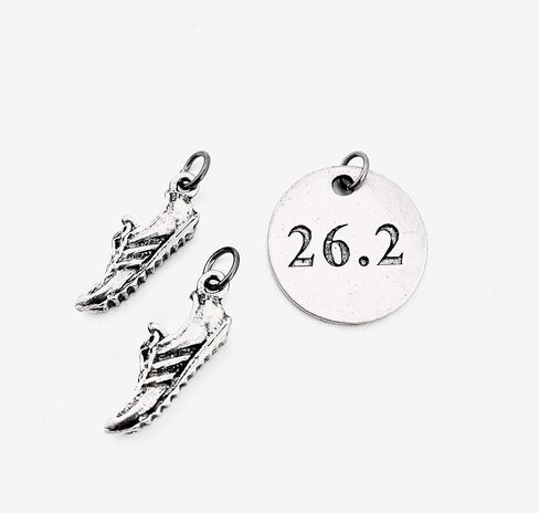Running Shoe 26.2 Round Pewter Charm Set - زوج من سحر الأحذية الجري - سحر أحذية Running (2) Pewter و 1 Round Pewter 26.2 في Bage Bag in Kuwait