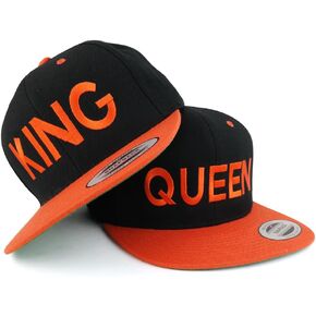 Trendy Apparel Shop King and Queen قبعة مسطحة مطرزة بلونين - طقم من قطعتين