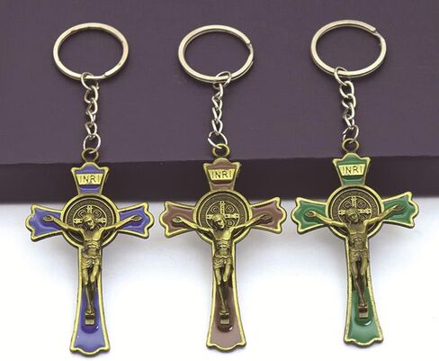 ميدالية مفاتيح متقاطعة من كريستيان سانت بنديكت مع يسوع على حامل مفاتيح الصليب (متعددة الألوان) in Kuwait