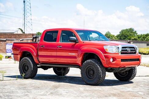 Rough Country 3.5" Bolt-On Lift Kit w/N3 Struts for 2005-2023 Tacoma - 74231 in Saudi Arabia