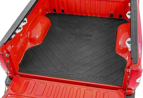 حصيرة سرير مطاطية من Rough Country لسيارة 2004-2014 F-150 | سرير 5.5 قدم - RCM684 أسود in Saudi Arabia