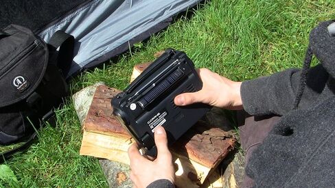 C. Crane CC Solar Observer Wind Up Solar Emergency Crank Radio مع AM وFM وNOAA للطقس، ومصباح LED مدمج وشاحن للهاتف المحمول in Kuwait