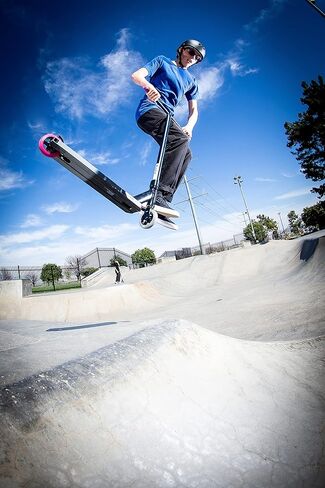 Razor Pro XXX Stunt Scooter - سكوتر خدعة متقدم بجودة احترافية للأطفال والمراهقين والبالغين. مقود مستقيم، عجلات عالية الأداء مقاس 110 ملم in Kuwait