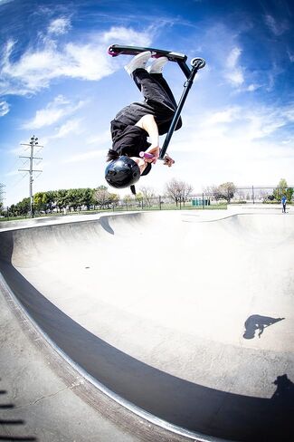 Razor Pro XXX Stunt Scooter - سكوتر خدعة متقدم بجودة احترافية للأطفال والمراهقين والبالغين. مقود مستقيم، عجلات عالية الأداء مقاس 110 ملم in Kuwait