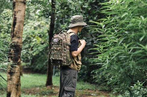 حقيبة الظهر Camo للأولاد ، حقائب الظهر لجيش الأطفال مع تصحيح علم الولايات المتحدة الأمريكية ، حقيبة ظهر للمدرسة التكتيكية 35L للماء للسفر في الهواء الطلق in Saudi Arabia