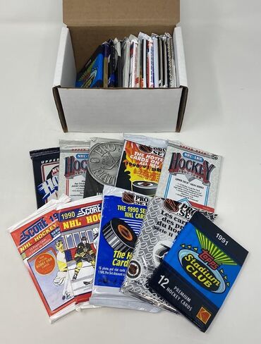 مجموعة 300 بطاقة هوكي غير مفتوحة في عبوات مختومة من المصنع من بطاقات هوكي NHL القديمة من أواخر الثمانينيات وأوائل التسعينيات. ابحث عن قاعة المشاهير مثل واين جريتسكي وماريو ليميو وجارومير جاجر. in Saudi Arabia