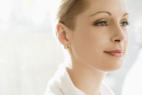 أقراط دائرية من الذهب عيار 14 قيراط للنساء من INNERDIVE، أقراط بمشبك ورق ذهبي عصري بمشبك على الأقراط النسائية in Kuwait