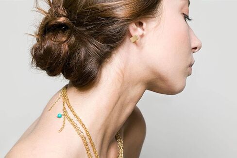 أقراط دائرية من الذهب عيار 14 قيراط للنساء من INNERDIVE، أقراط بمشبك ورق ذهبي عصري بمشبك على الأقراط النسائية in Kuwait