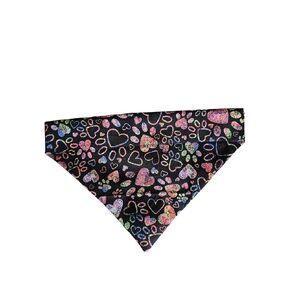يطبع Rainbow Heart Paw على Bandana الكلب اليطاني الذي ينزلق على حجم ذوي الياقات البيضاء الحالية (كبيرة)