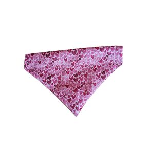 قلوب عيد الحب الوردية على Bandana الكلب اليطاني الذي ينزلق على حجم الياقات البيضاء الحالية (متوسطة)