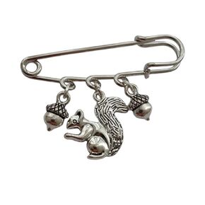 3D Tiny Squirrel and Pine Cones Charm Dangle Pendant Brooch, Cute Style Squirrel Charm Pin for Man Woman, Funny Accessories for Nature Lover Forest Themed Jewelry