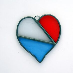 Tcag Heart Suncatcher (3 "x3") ، زجاج فني ملون أصيل ، مصنوع يدويًا في إنديانا ، بلوك أزرق أبيض أحمر ، هدية بالتين في غالنتين ، معبأة بالأنسجة والشريط