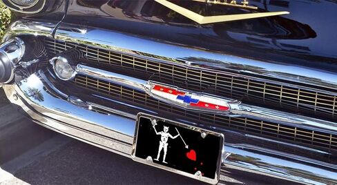 لوحة ترخيص من الألومنيوم بعلم القراصنة باللون الأسود in Kuwait