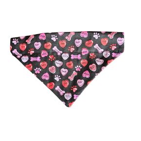 حلوى كلب عيد الحب على Bandana الكلب ذي اليقالة التي تنزلق على حجم ذوي الياقات البيضاء الحالية (كبيرة)