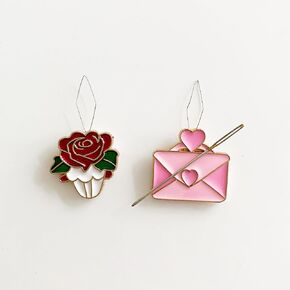 DPXWCCH Pack of 2 Needle Minders for Cross Stitch, Flower Envelope Love Magnetic Needle Keeper, Needle Threader, Embroidery Sewing Needlework Accessories