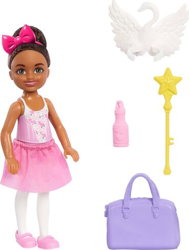 لعبة Barbie Toys ، مجموعة Ballerina Chelsea ، امرأة سمراء مهنية مع 5 ملحقات ذات طابع رقص بما في ذلك Swan Wings in Saudi Arabia