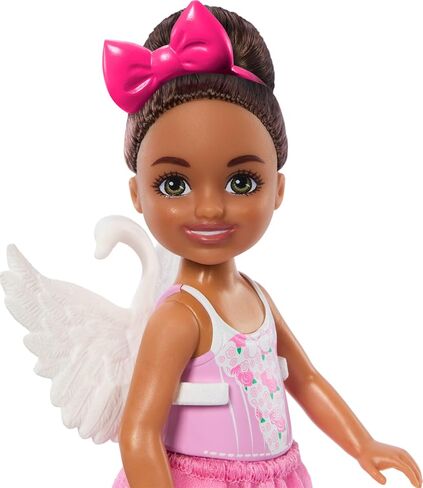 لعبة Barbie Toys ، مجموعة Ballerina Chelsea ، امرأة سمراء مهنية مع 5 ملحقات ذات طابع رقص بما في ذلك Swan Wings in Saudi Arabia