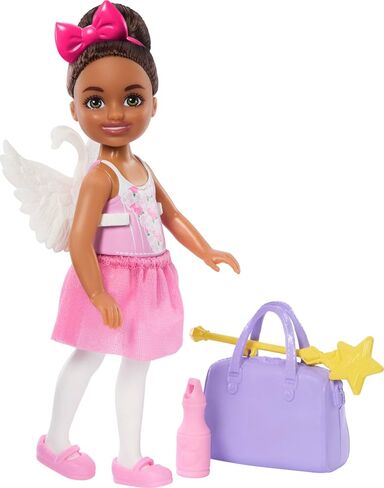 لعبة Barbie Toys ، مجموعة Ballerina Chelsea ، امرأة سمراء مهنية مع 5 ملحقات ذات طابع رقص بما في ذلك Swan Wings in Saudi Arabia