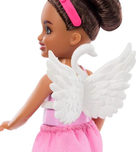 لعبة Barbie Toys ، مجموعة Ballerina Chelsea ، امرأة سمراء مهنية مع 5 ملحقات ذات طابع رقص بما في ذلك Swan Wings in Saudi Arabia