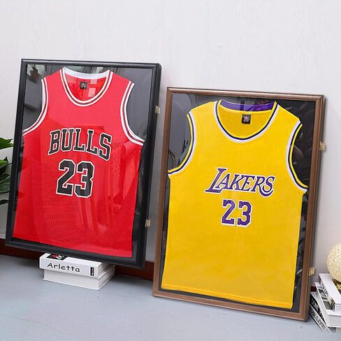 حافظة عرض بإطار جيرسي - صناديق ظلال بإطار من خشب البلوط الصلب لعرض جيرسي قابلة للقفل مع حماية من الأشعة فوق البنفسجية من الأكريليك و2 شماعات لقميص البيسبول وكرة السلة وكرة القدم والهوكي، أسود in Kuwait