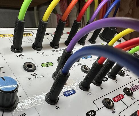 كابلات تصحيح السيرة الذاتية Slimline متعددة الألوان مع موصلات سوداء، سلاسل تصحيح معيارية Eurorack، 6 عبوات (11.8 بوصة) in Kuwait