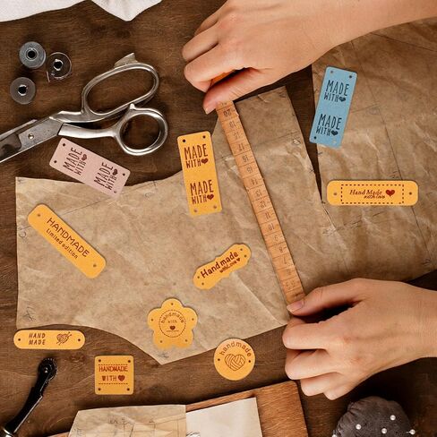 56 PCS ملصقات جلدية مصنوعة يدويًا للحياكة الكروشيه العلامات المخصصة لعلامات الألياف الدقيقة قابلة للطي ، علامات متماسكة على إكسسوارات مع ثقب للقبعات بينز أحذية الحياكة in Kuwait