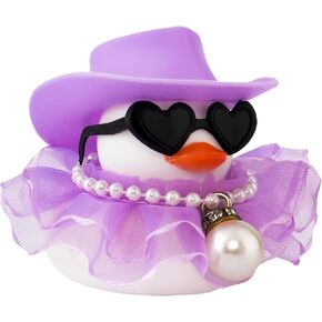 Wonuu سيارة Rubber Duck Decoration لطيف سيارة زخرفة سيارة البط للوحة القيادة مع اللباس القلب شكل نظارة شمسية قلادة وسلسلة حبة أرجوانية