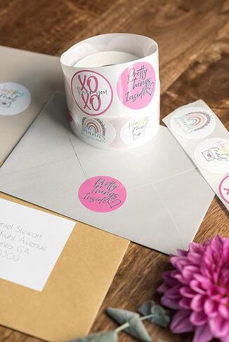 ملصقات التغليف اللطيفة المتنوعة - لفة من 500 - أربعة تصميمات ممتعة - سدادات مألوفة 1.5 " in Kuwait