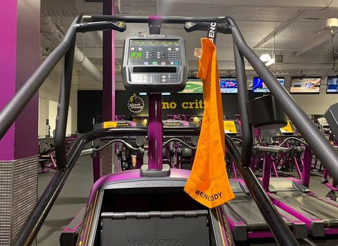 Universal Gym Bench Towel, Full Length w/Elastic Strap Multipurpose Terrycloth (Black) in Saudi Arabia