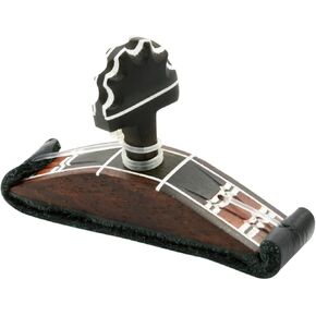 كابو جيتار خشبي مصنوع يدويًا "راميريز" من تينور. مصممة للاعبي الجيتار الكلاسيكي والفلامنكو. مصنوع من خشب الورد الصلب والمزين بخشب الأبنوس وحزام جلدي. تصميم مذهل على الطراز التقليدي. in Kuwait