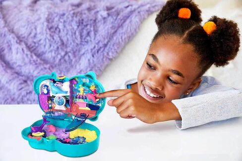 Polly Pocket Compact Playet ، Otter Aquarium مع اثنين من الدمى الصغيرة والملحقات ، ألعاب السفر مع المفاجأة تكشف (Amazon Exclusive) in Kuwait