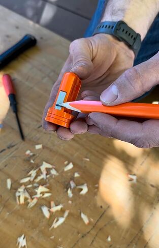 3 عبوات من مبراة أقلام نجار لملحقات حزام الأدوات - مبراة أقلام البناء اليدوية شديدة التحمل للنجارة وأعمال النجارة - بلاستيك وفولاذ متين، حجر حفظ - برتقالي عالي الوضوح in Kuwait