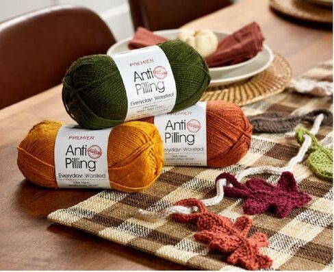 خيوط Premier Yarns Everyday Soft Worsted المضادة للوبر - 3.5 أونصة - #4 متوسطة الوزن - حزمة من 3 قطع مع أقلام تحديد الغرز من Bella's Crafts (الصدأ) in Kuwait