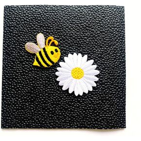 TH Set of 2 Tiny Mini Little Bee Lovely Daisy Flower Cartoon Sew Iron on Embroidered Applique Badge Sign Patch Clothing Costume