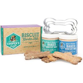 يعامل Cooper's Doggie Deluxe Box - طقم معالجة الكلاب في المنزل (يحتوي على أربع جرار من المزيج للعلاج لكل من المعالجات المجمدة والمخبوزة ، بالإضافة إلى المزيد من الأشياء الجيدة - صندوق هدايا الكلاب المثالي!)