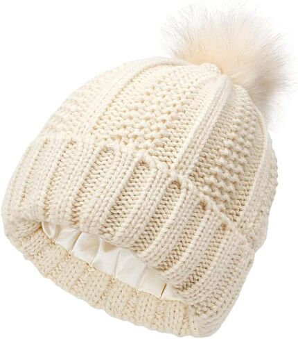 قبعة نسائية محبوكة، قبعة شتوية دافئة مبطنة بالساتان مع كرة من الفرو الصناعي للطقس البارد، التزلج، في الهواء الطلق in Kuwait
