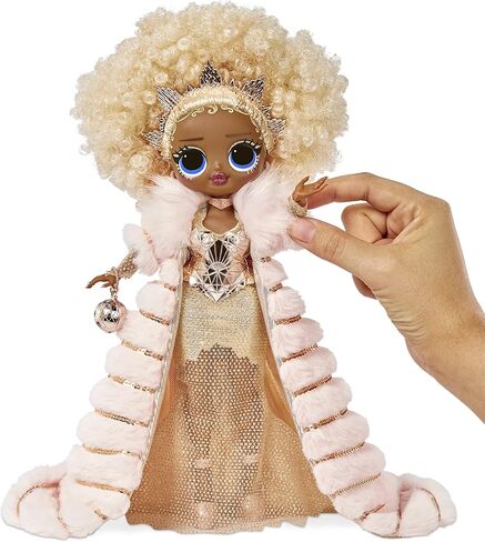 مضحك جداً. مفاجأة! عطلة OMG 2021 Collector Nye Queen Fashion Doll مع أزياء الذهب ، والملحقات ، وزي يوم رأس السنة الجديدة ، والوقوف المضيئة - هدية للأطفال والجمع ، ألعاب الفتيات الذين تتراوح أعمارهم بين 4 5 6+ in Kuwait